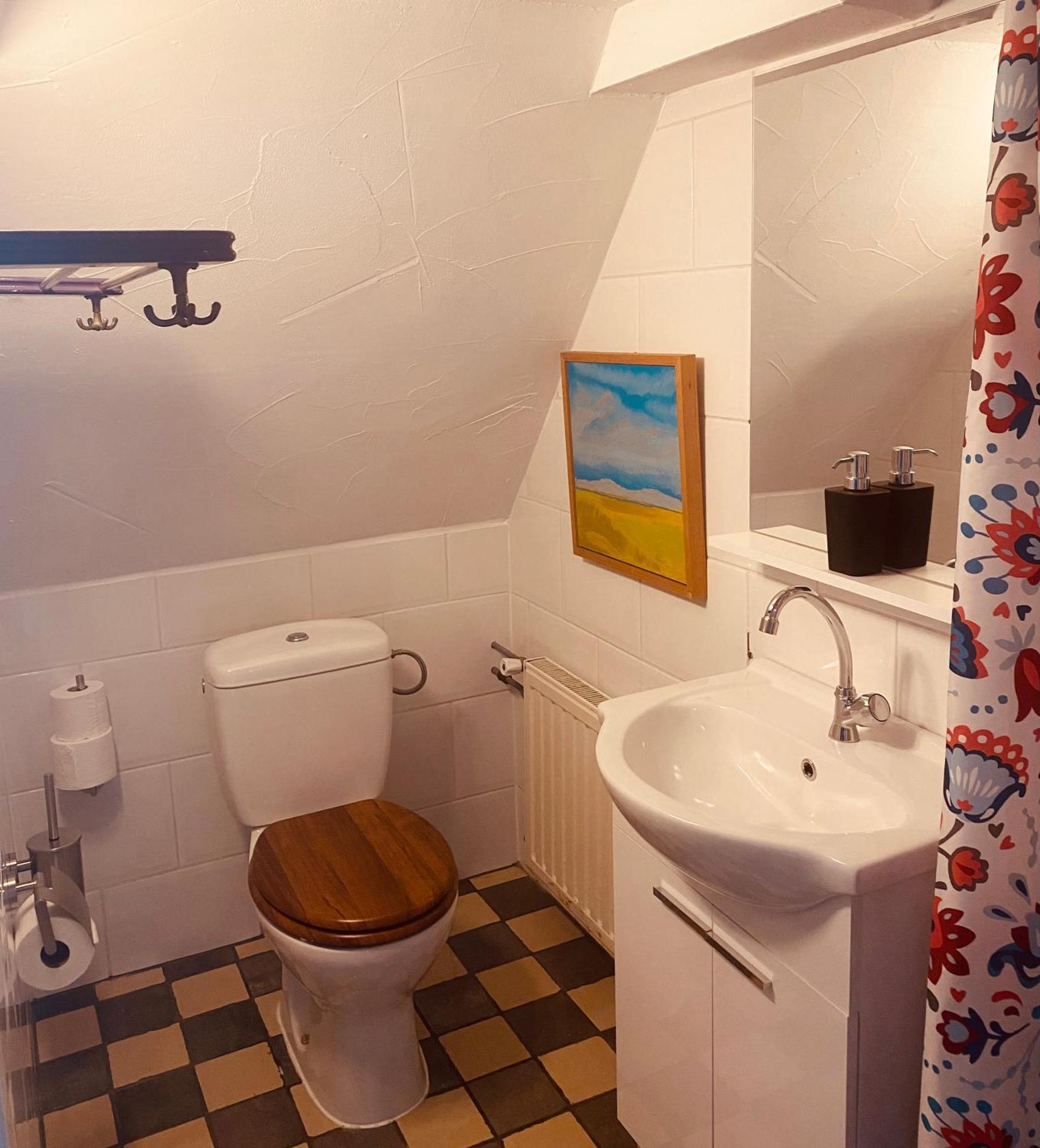 Apartment Let Op De Badkamer Moet Met Andere Gasten Gedeeld Worden *