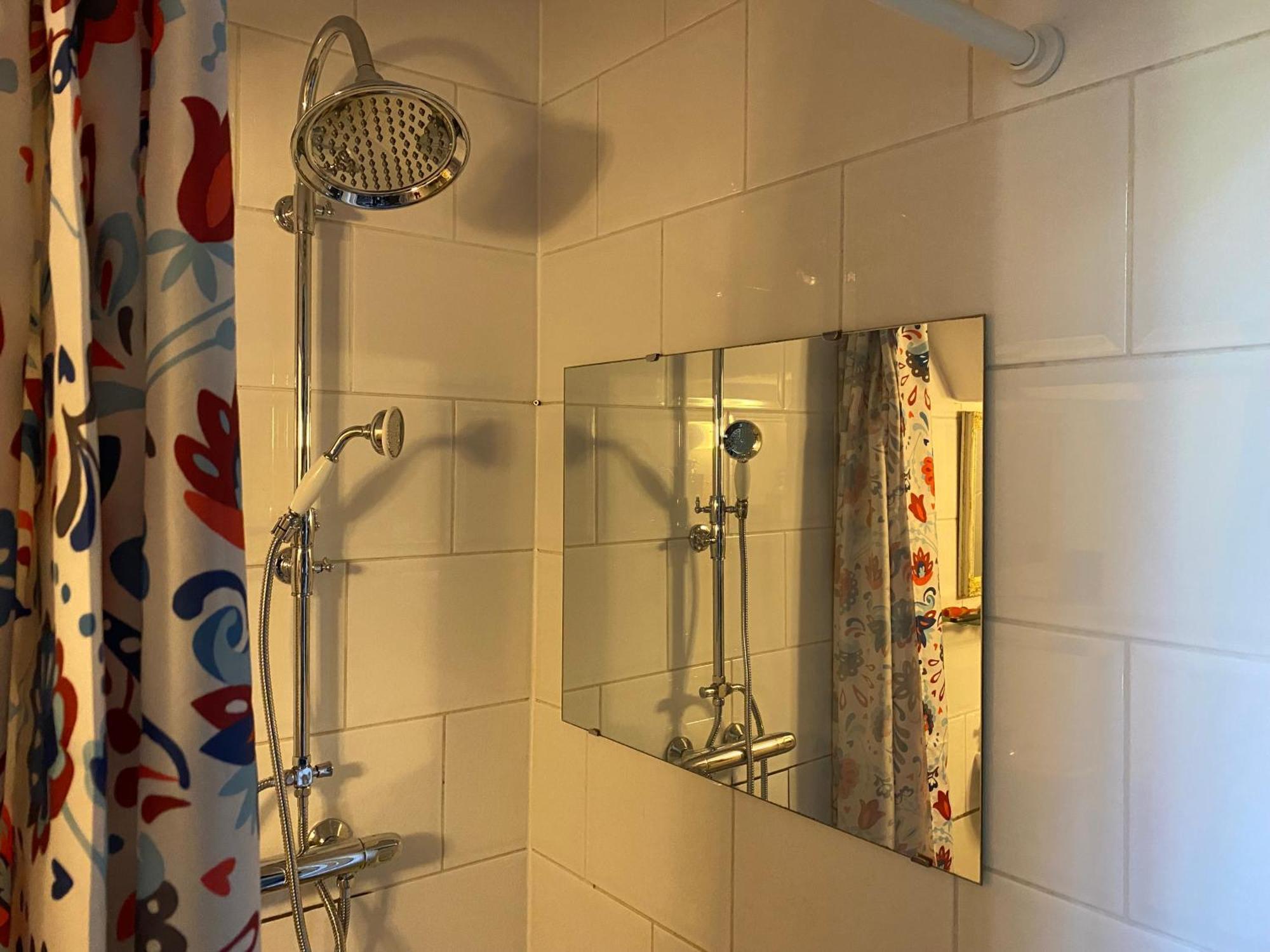 Let Op De Badkamer Moet Met Andere Gasten Gedeeld Worden